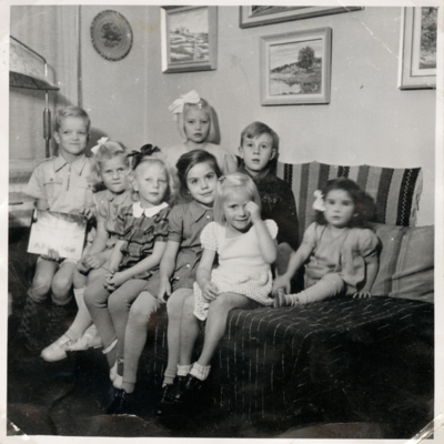 SLM P2016-0357 - Lekkamrater hemma hos familjen Wohlin på 1940-talet
