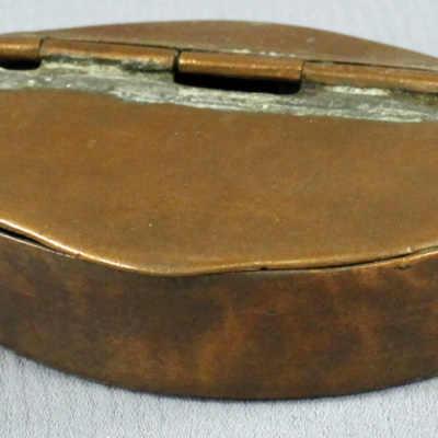 SLM 5096 - Dosa av koppar, inuti förtent, daterad 1846, kommer från Österåker