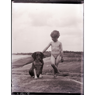 SLM X721-81 - Pojke och hund på klippa