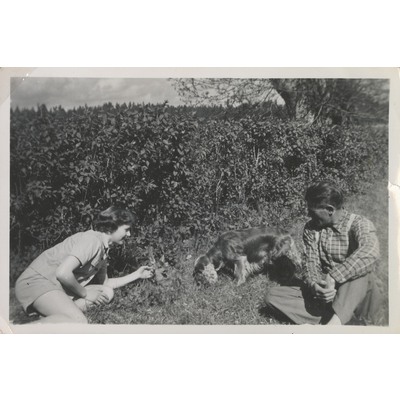 SLM P10-574 - Birgit och Nils med hund och rådjurskid