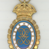 SLM 12452 6 - Medalj, Gustav V´s namnchiffer i blå emalj, 1928