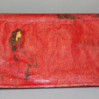 SLM 5149 1-2 - Plånbok av röd saffian, på insidan broderad med silke, 1800-tal