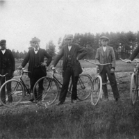 SLM P07-2374 - Fem unga män med cyklar, i mitten troligtvis Gustaf Bergman (1897-1975)