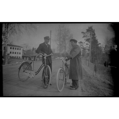 SLM X319-90 - Två män med cyklar
