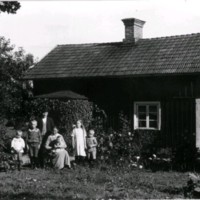 SLM M033047 - Axel Gustavsson med sin familj vid Anderslund i Husby-Oppunda socken, sannolikt 1920-tal