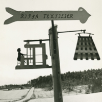 SLM P12-1456 - Skyltar som visar vägen till Ripsa Textilier