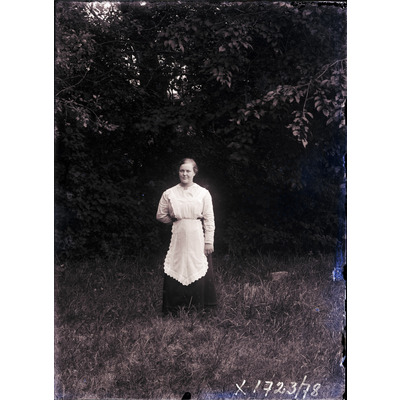 SLM X1723-78 - En kvinna står framför en skog
