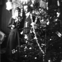 SLM P09-1487 - Ett par vid en julgran
