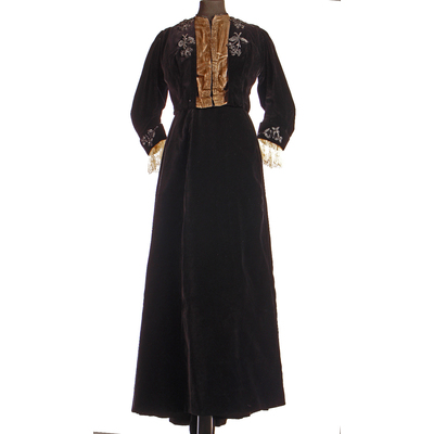 SLM 11729 - Tvådelad klänning av svart sammet med korsetterat liv, sent 1800-tal