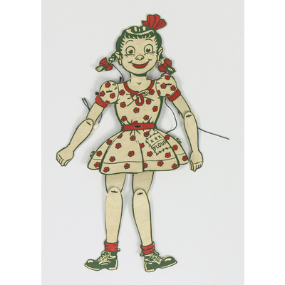 SLM 59209 - Sprattelgubbe av papp i form av en flicka i rödprickig klänning, fickan märkt 