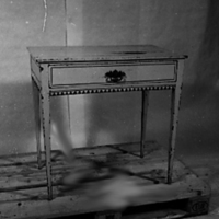 SLM 10079 - Gustavianskt serveringsbord med låda, dekorerat med skuren bård