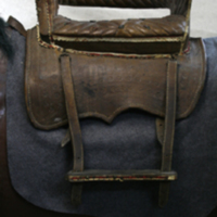 SLM 13227 - Brudsadel, underlag av trä och läder, försedd med stoppad sits daterad 1818
