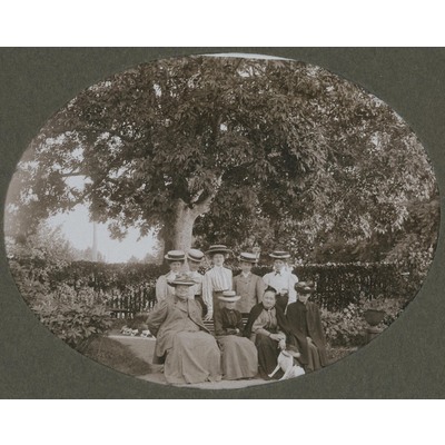 SLM P09-1460 - Grupporträtt av nio kvinnor i en trädgård
