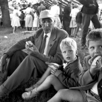 SLM OH0968-16 - En äldre man och två barn äter varmkorv, 1961