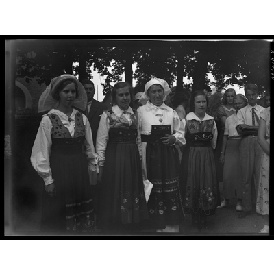 SLM X514-80 - Kvinnor i folkdräkt på Julitadagen 1936