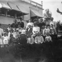 SLM P05-359 - Grupporträtt vid Haga (villa Björka), Vrena 28 maj 1911