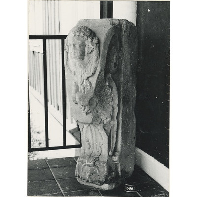 SLM M004810 - Skulptur, spisomfattning i sandsten, funnen vid grävningar i parken vid Väderbrunn i Bergshammars socken, foto år 1976