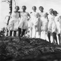 SLM P07-1332 - Sex flickor i sina underkläder vid Staf i Floda socken