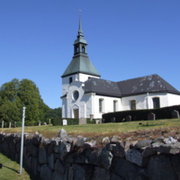 SLM D10-1327 - Stigtomta kyrka, kyrkomiljön från sydost. Foto 2008.