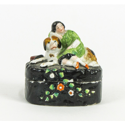SLM 54905 - Liten prydnadsask med lock av porslin, på locket flicka med hund, 1870-tal