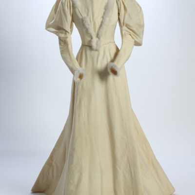 SLM 29711 1-2 - Brudklänning av naturfärgat ylle, försedd med fårbogsärm, använd 1896
