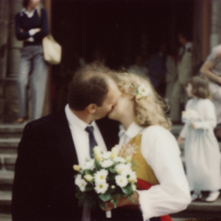 SLM P10-1033 - Bröllop i Forbach, Frankrike år 1983, bruden i folkdräkt från Vingåker