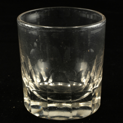 SLM 10109 1-7 - Glas med rak sida och fasettslipad nedre del från 1800-talet
