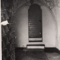 SLM M008696 - Vapenhuset i Helgesta kyrka år 1944