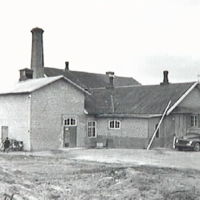 SLM POR52-1924-1 - Björkviks mejeri byggs om till fabrikslokal för Eskilstuna järn, foto 1952.