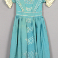 SLM 11886 - Klänning av blågrönt ylle med påsydda band, tidigt 1900-tal
