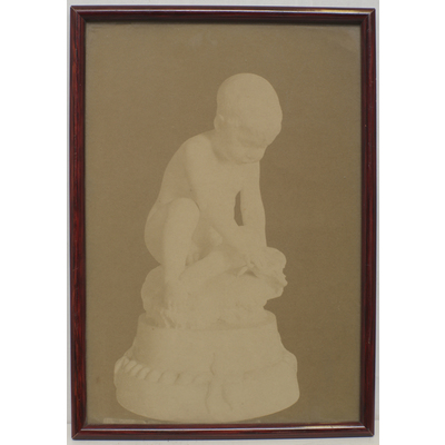 SLM 9622 - Inramat foto vilket avbildar en skulptur med lekande pojke