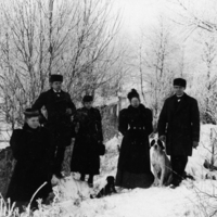 SLM P05-273 - Gruppfoto i vintertid, Maria Andersson (Ahlstrand) sannolikt flickan till vänster