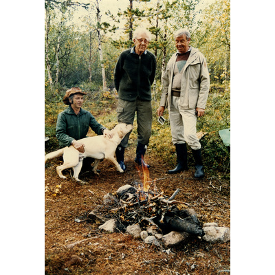 SLM HE-I-16 - Agne Söderström, Axel Edhager och Roland Eriksson vid en brasa, 1985