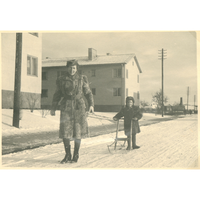 SLM P2018-0691 - Fru och dotter Buchman år 1945