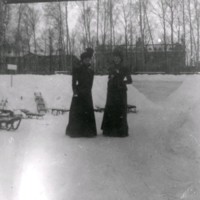 SLM Ö219 - Två kvinnor och slädar vintertid, 1890-tal