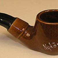 SLM 9326 - Pipa av keramik, souvenir från Nyköping
