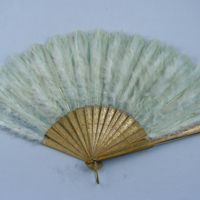 SLM 9259 - Solfjäder av lövträ, blad av svandunsbesatt ljusblått papper