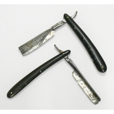 SLM 58306, 58132 - Två rakknivar med handtag av ebonit, från Sundby sjukhus vid Strängnäs