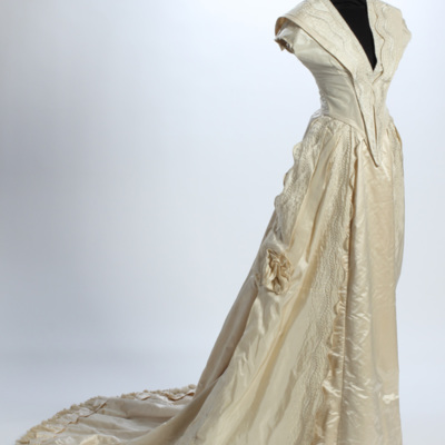 SLM 6292 1-4 - Brudklänning från 1860-talet, senare omsydd till hovdräkt