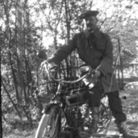 SLM P09-1567 - Man på motorcykel, troligen Artur Lundqvist (1887-1959)