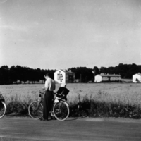 SLM P06-272 - På cykeltur i Oppeby, Sigurd Eriksson med dotter Gudrun år 1954