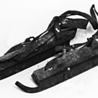 SLM 4388 1-2 - Skridskor av järn med fotplatta av trä, försedd med läderremmar