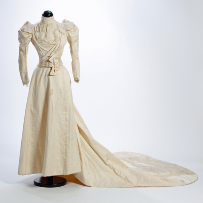 SLM 23496 - Brudklänning av vitt halvsiden från 1898