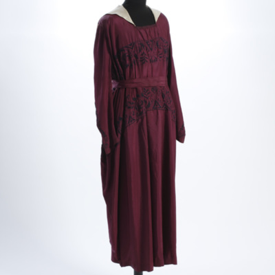 SLM 11351 - Tvådelad klänning av vinrött siden med broderier, har burits av Elsa Egnell f. 1886