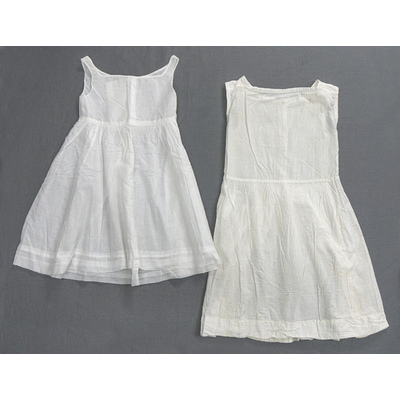 SLM 52345, 52614 - Två barnunderkjolar/klänningar av vit bomull
