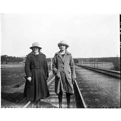 SLM X01-28 - Två kvinnor på järnvägsspår