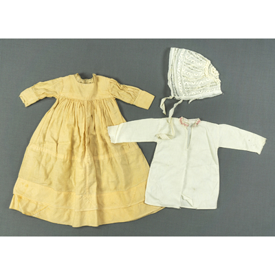 SLM 52544, 54720, 54723 - Dockkläder, klänning och skjorta samt babymössa, troligen 1930 - 40-tal