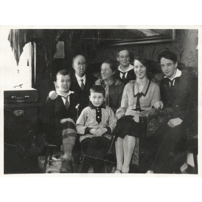 SLM P2021-0115 - Karl Grunewald (1921-2016) tillsammans med sin familj
