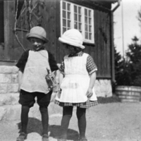 SLM P07-1183 - Två barn framför hus, troligen i Djursholm, Ösby