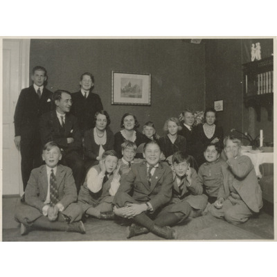SLM P2020-0439 - Grupporträtt på elever, husmödrar och lärare av Solbacka Läroverk, 1932